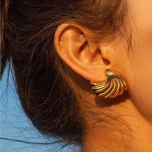 Gold Shell earrings N466